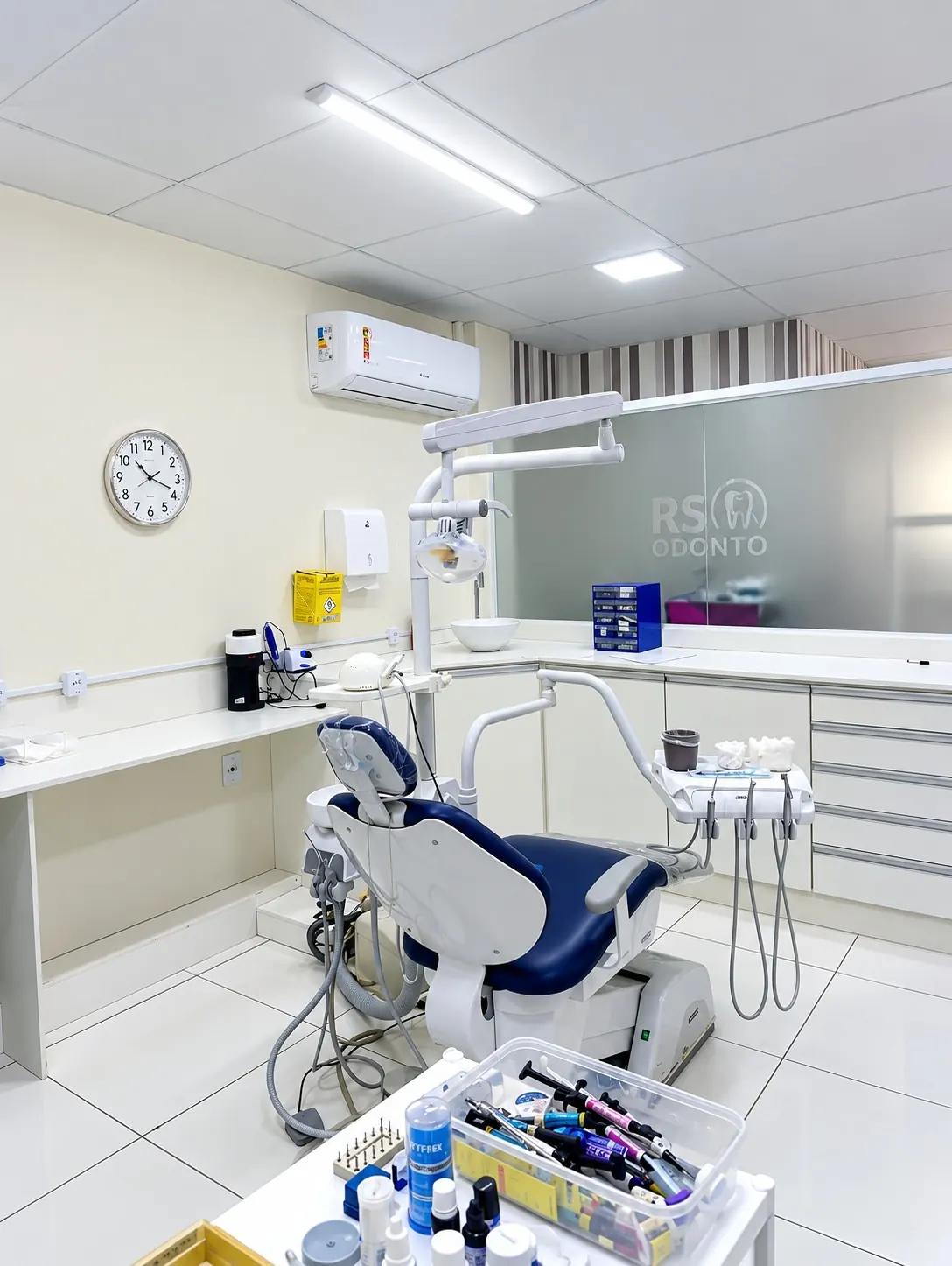 Consultório da RS ODONTO com cadeira odontológica e bancada